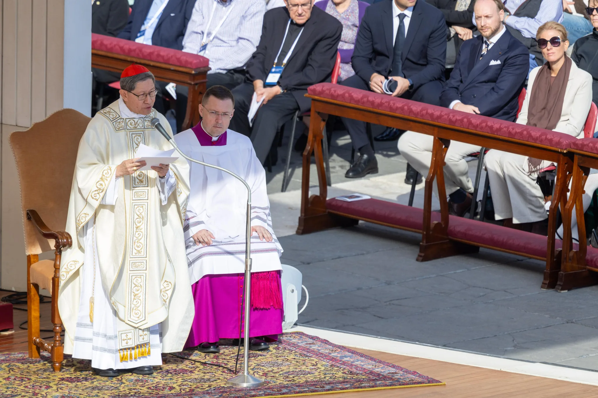 Kardinal Luis Antonio Tagle fejrer messe på Peterspladsen.