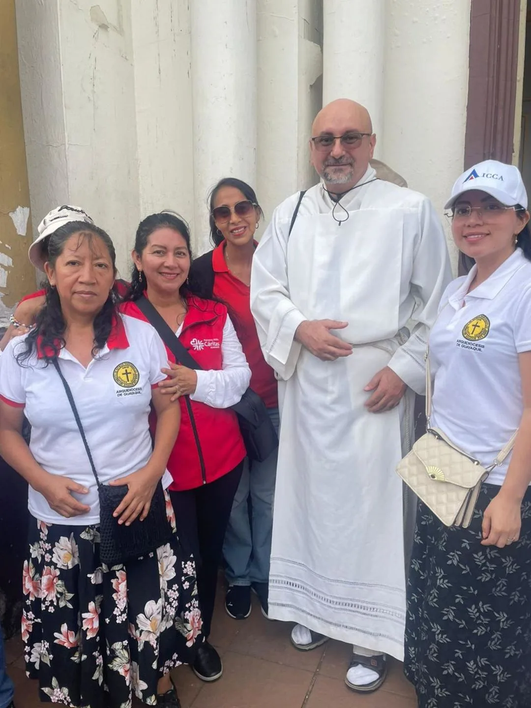 Pastor Patricio Sánchez Molinari sammen med nogle af de troende