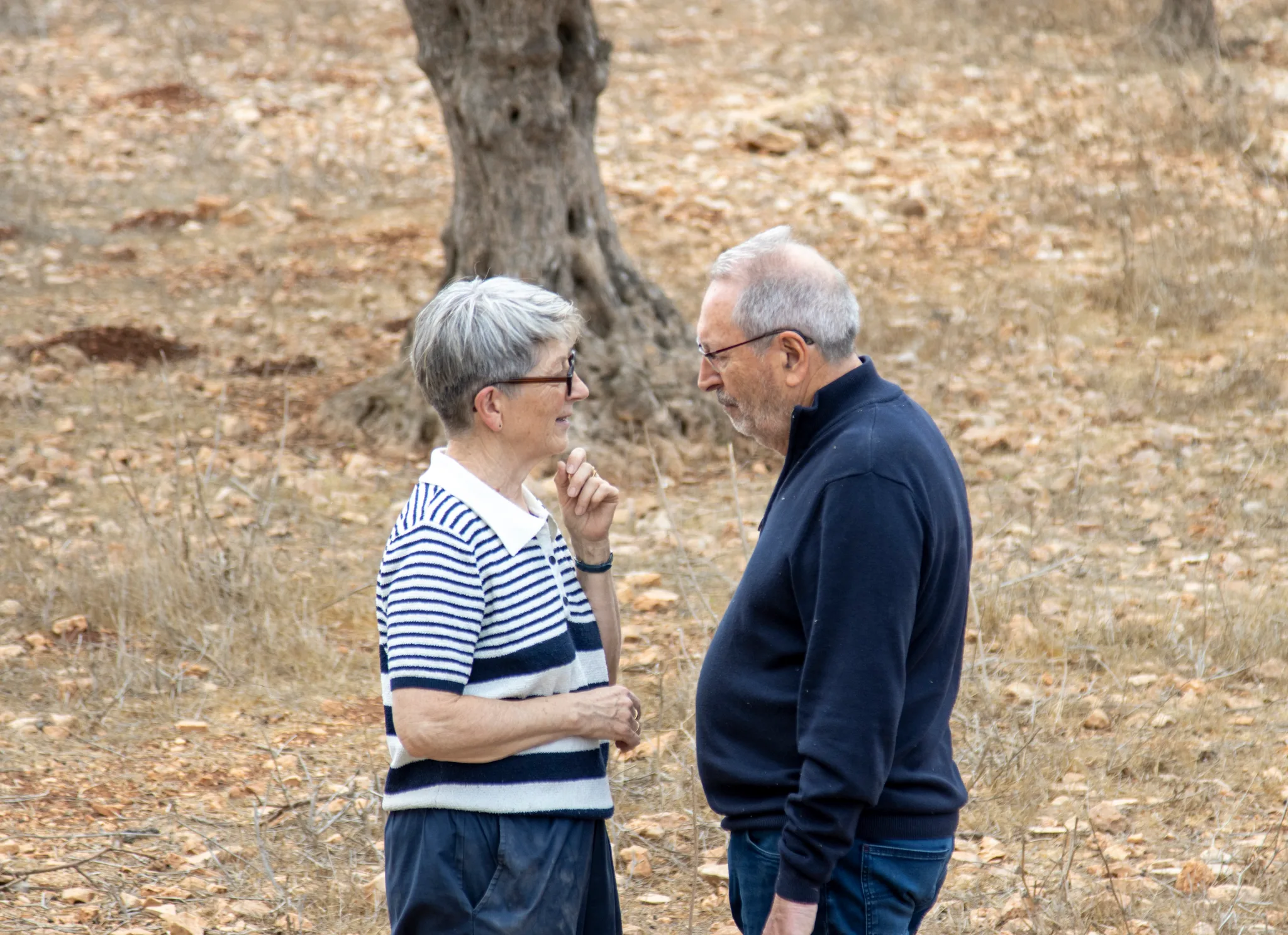 Bernard Baudoux og hans hustru på landbrugsjord i Taybeh.