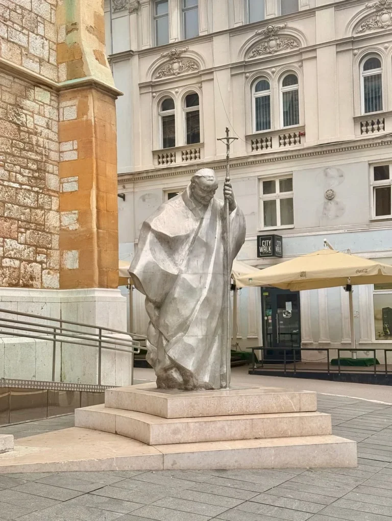 Statue av pave Johannes Paul II utenfor Sarajevo-katedralen.