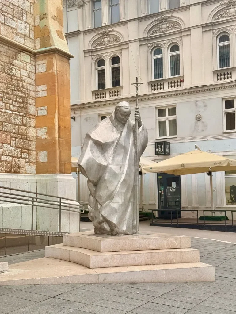 Statue av pave Johannes Paul II utenfor Sarajevo-katedralen.