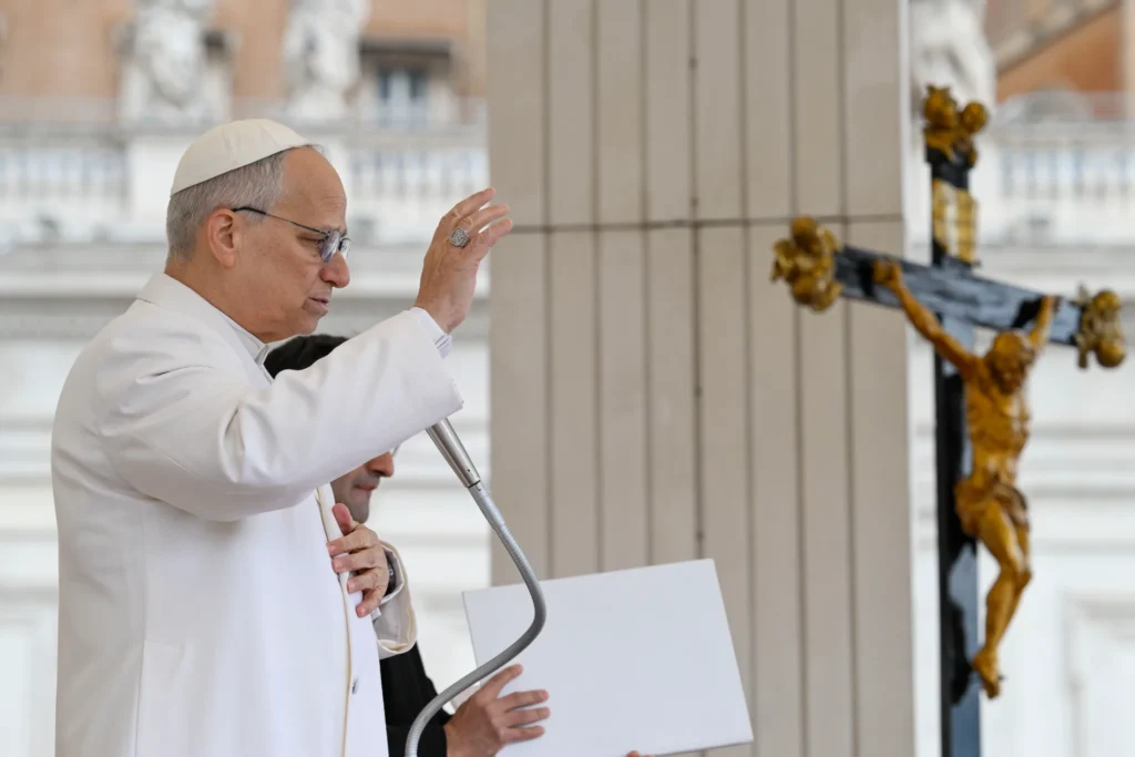 Pave Leo XIV velsigner pilgrimme på Peterspladsen.