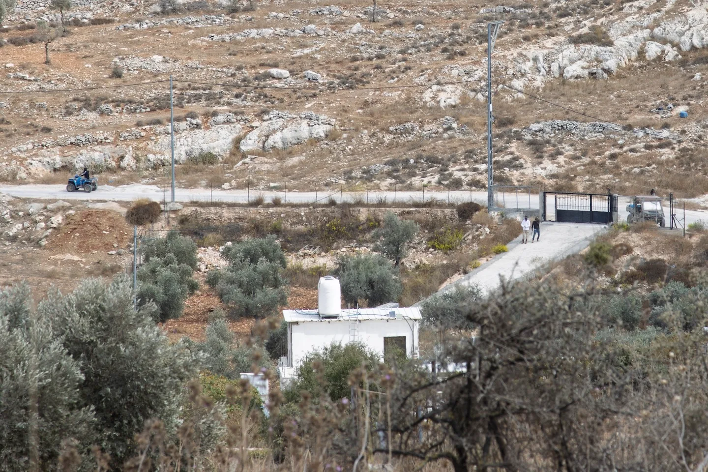 Bosættere ved en indbyggers hjem i Taybeh.