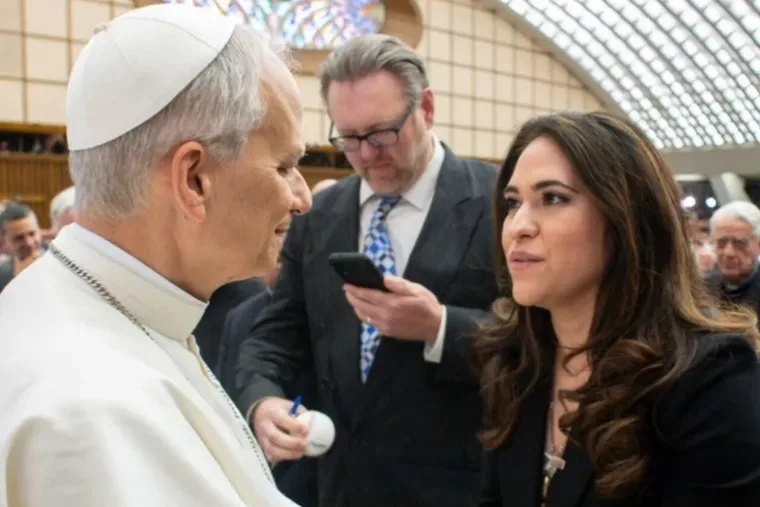 Pave Leo XIV sammen med Montserrat Alvarado i Vatikanet.