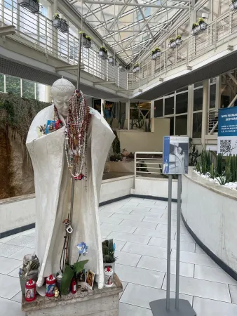 Statue af den hellige Johannes Paul II