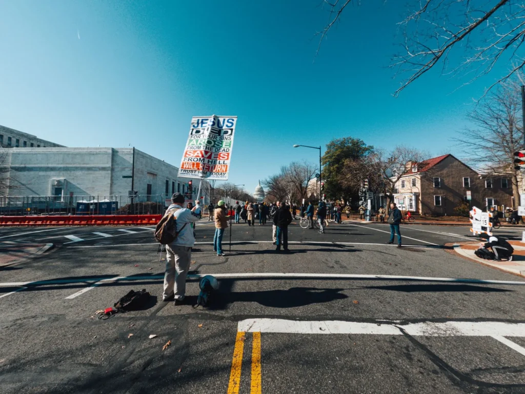 En gruppe demonstranter i Washington, DC som holder skilt med religiøse budskap på en klar dag.