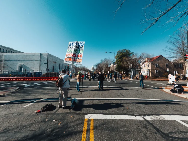 En gruppe demonstranter i Washington, DC som holder skilt med religiøse budskap på en klar dag.