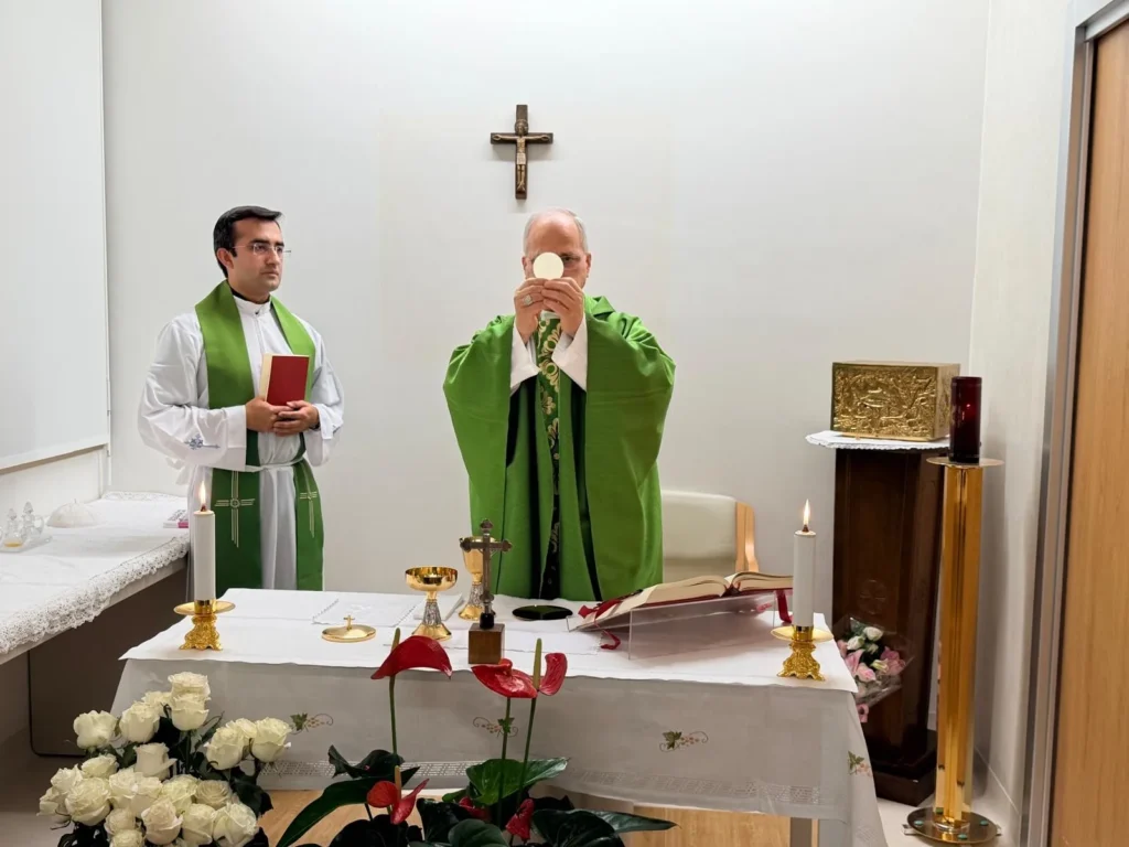 Pave Leo XIV fejrer messe i et midlertidigt kapel på Gemelli-hospitalet.