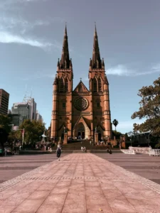 St Mary's Cathedral med tvillingspir under en klar himmel, Sydney, Australia.