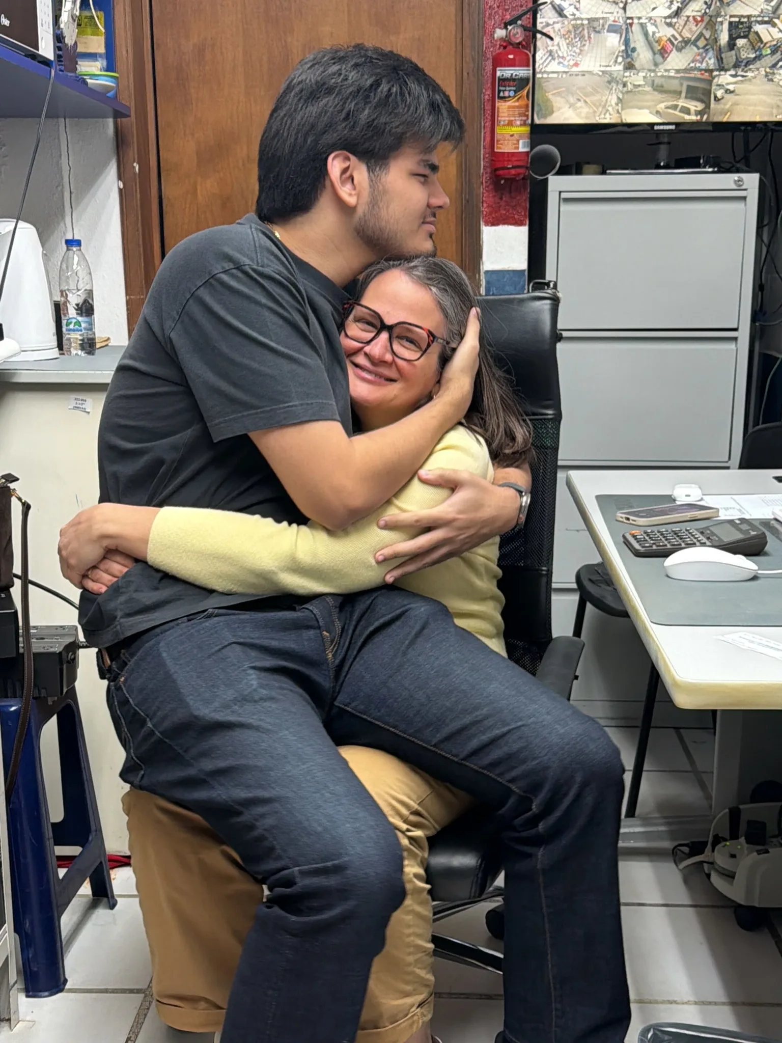 María Elena sammen med sin søn Enrique.
