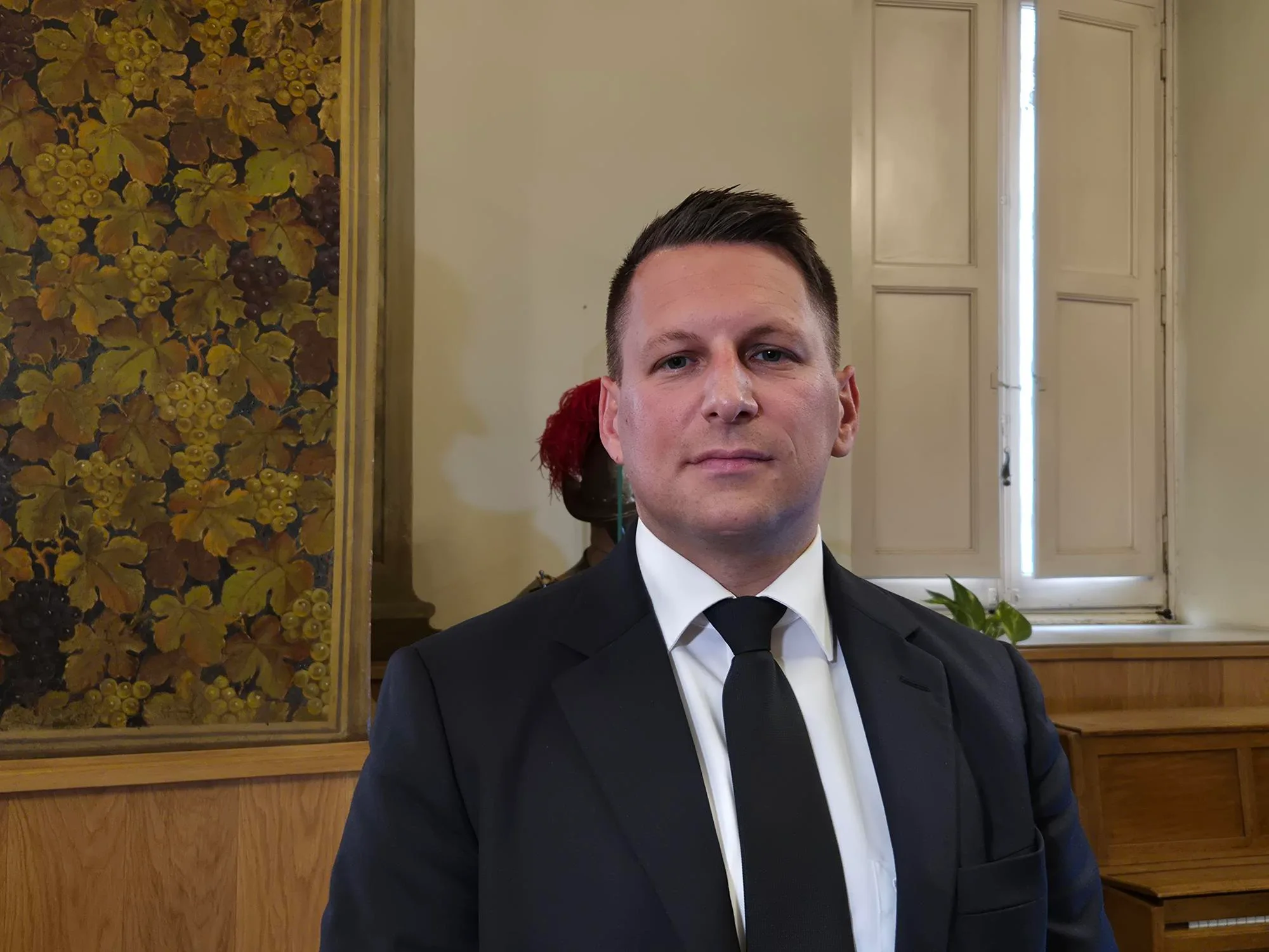 Sergentmajor Marco Radovinovic taler med EWTN News i Vatikanet.