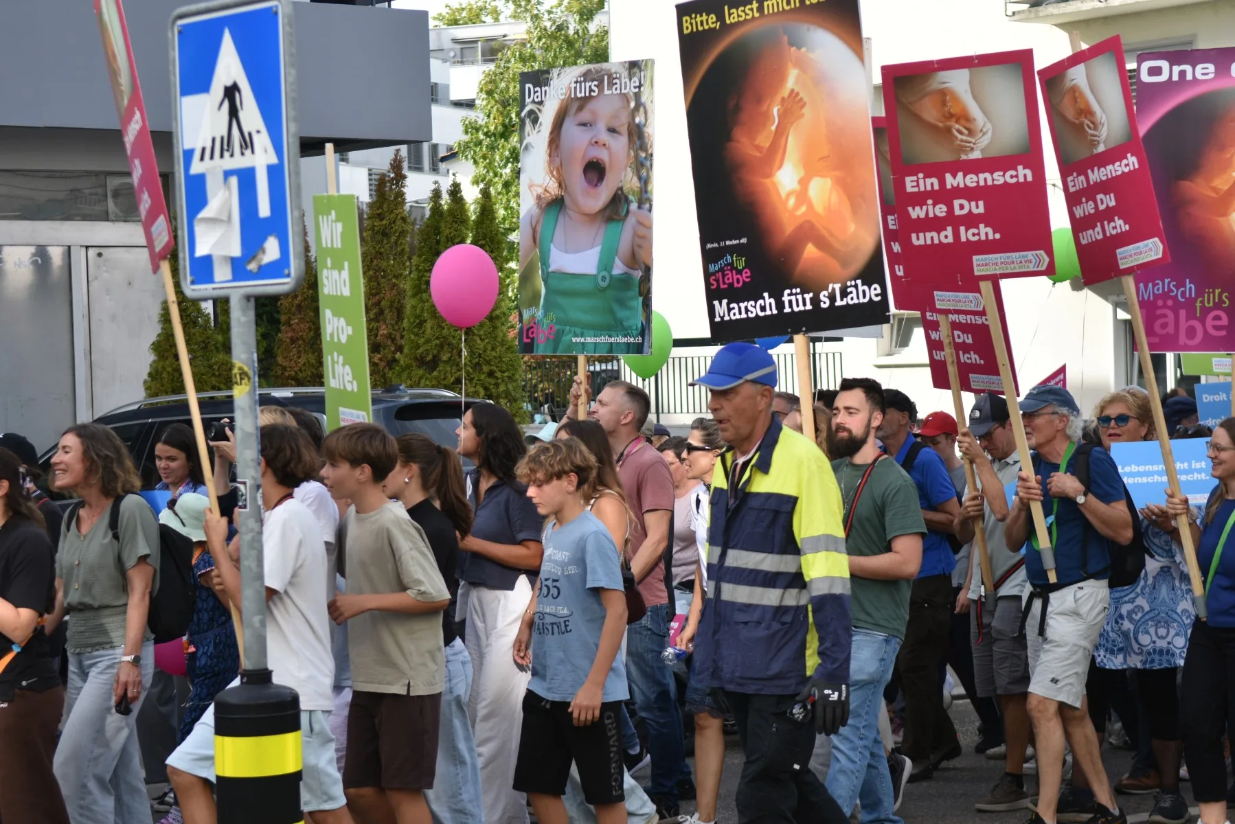 Familier og andre deltagere går March for Life-ruten i Zürich-Oerlikon.