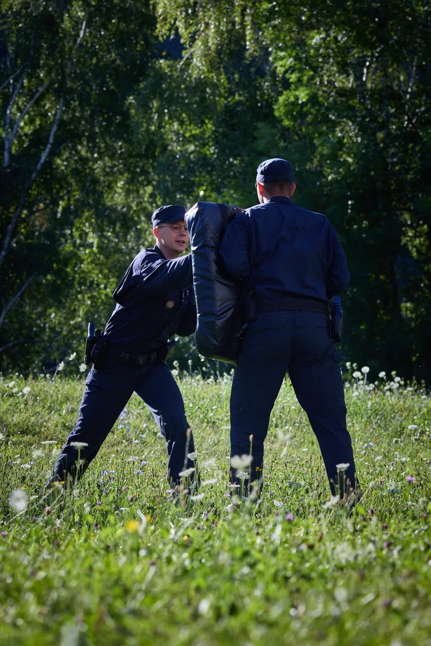 Nye schweizergardister under fysisk træning hos politiet i Schweiz.