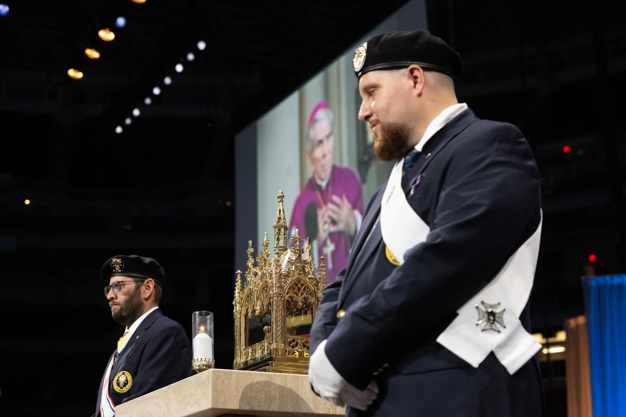 Medlemmer af Knights of Columbus ved relikvieskrinet med den salige Fulton Sheens kæbeben.