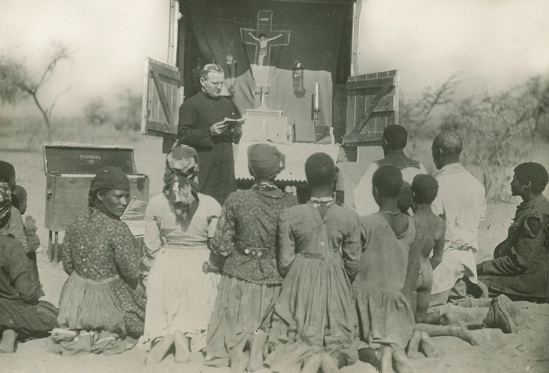 En missionspræst med et mobilt kapel i Afrika.
