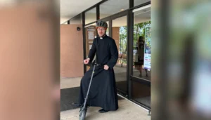 Pastor Witold Kaczmarzyk på det billede, der gik viralt.