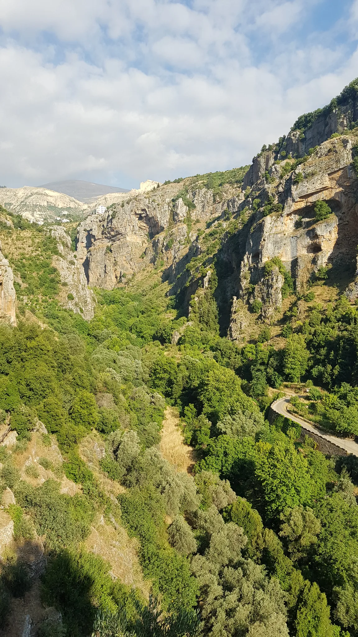 Klosteret Vor Frue af Qannoubine i Kadisha-dalen i Libanon