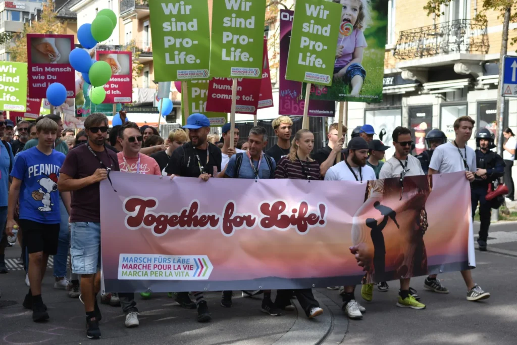 Deltagere med banneret »Together for Life!« under March for Life i Zürich.