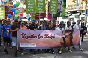 Deltagere med banneret »Together for Life!« under March for Life i Zürich.