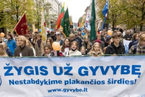 Unge deltagere fører March for Life gennem Vilnius med et banner.