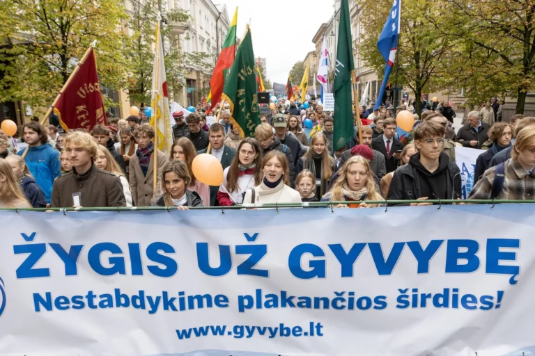 Unge deltagere fører March for Life gennem Vilnius med et banner.