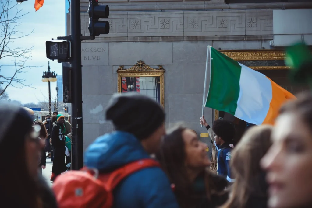 Menneskemengden feirer St. Patricks Day i Chicago med irske flagg og festlig atmosfære.