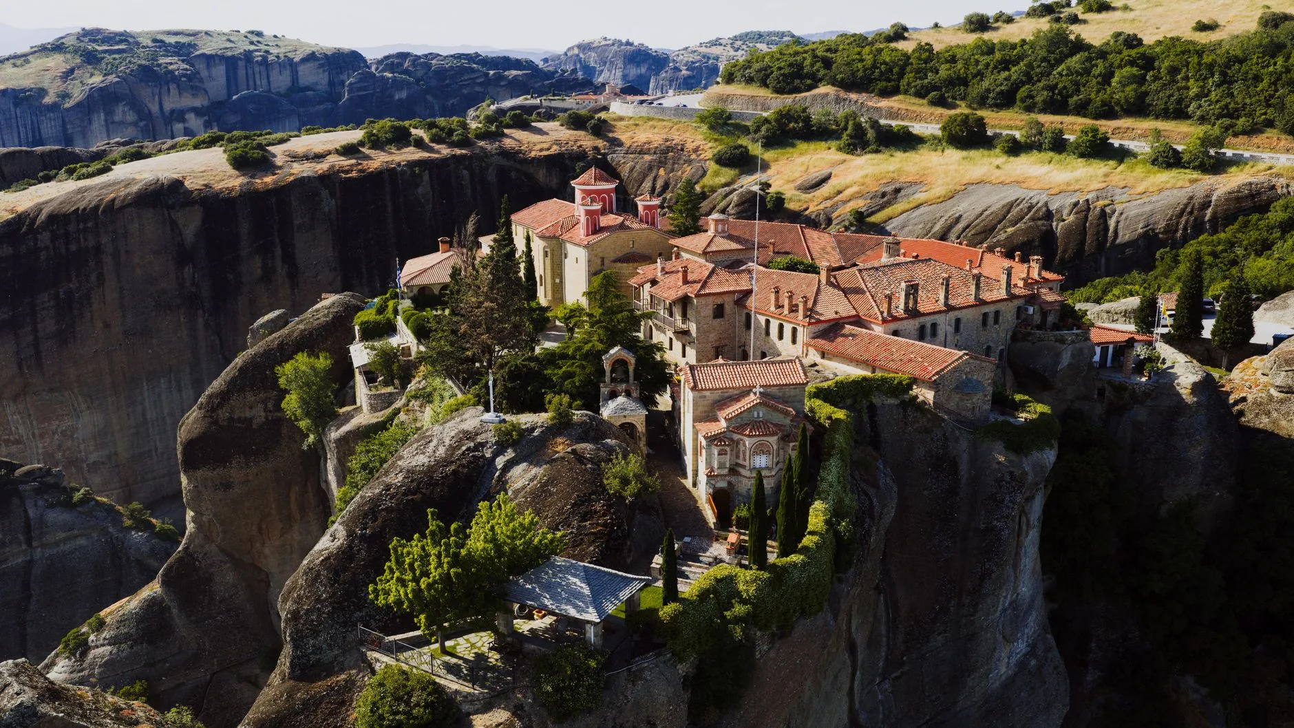 Fantastisk luftfoto av Meteora-klostrene som ligger på toppen av bratte fjellformasjoner i Hellas.