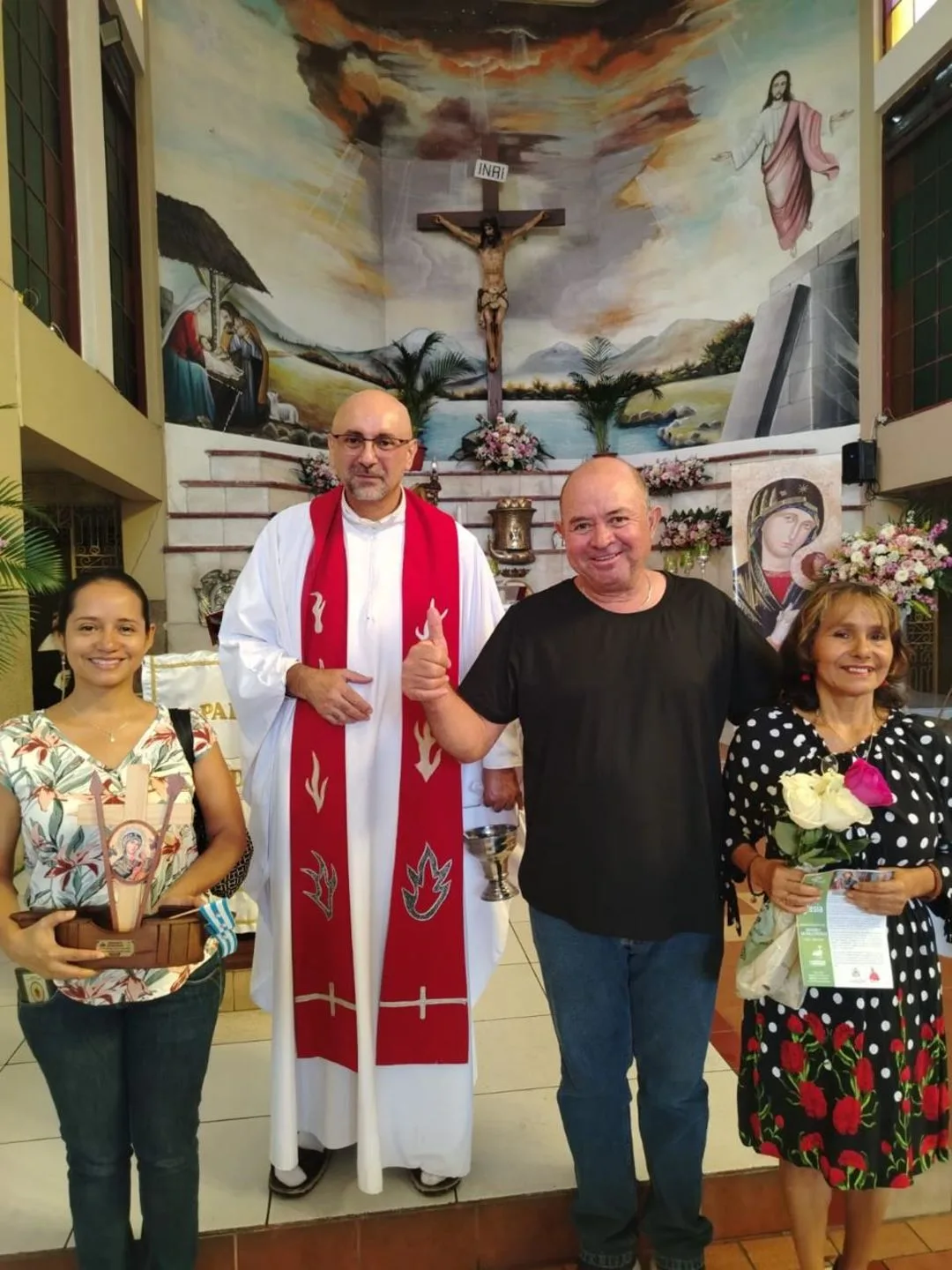 Pastor Patricio Sánchez Molinari sammen med troende i kirken Vor Frue af den evige Hjælp